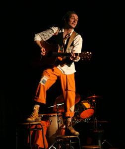 Roger Cactus et sa guitare dans un concert pour enfants