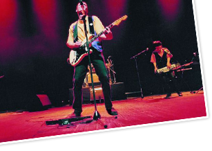 Roger à la guitare dans le spectacle jeune public « Le concert » spectacles enfants ile de france